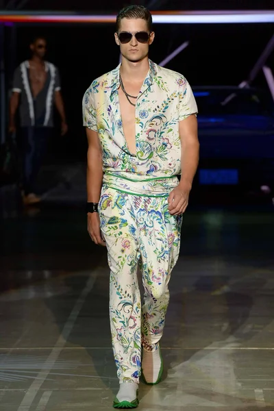 Look 25